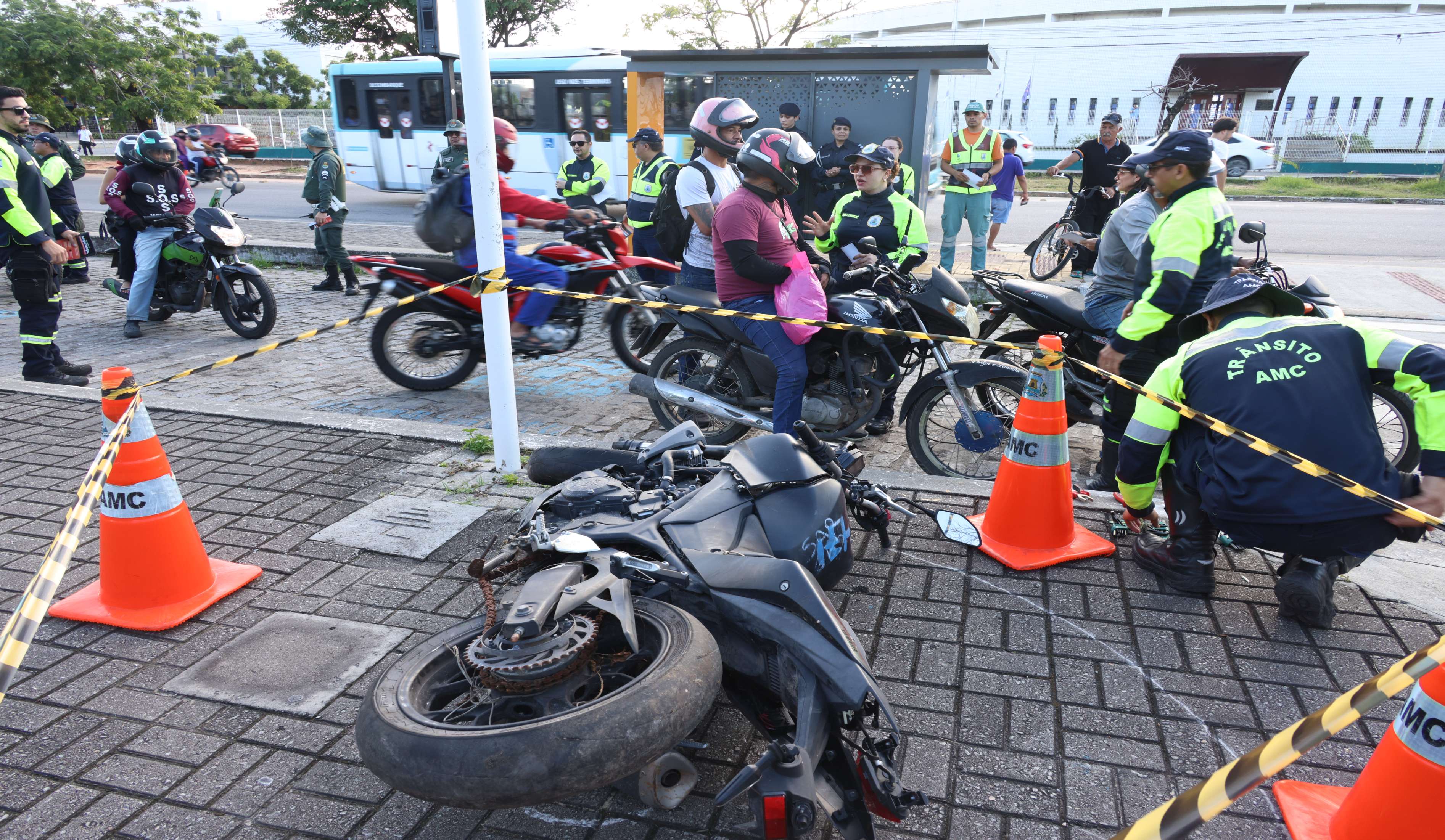 a foto mostra uma moto caída e amassada que foi exposta para mostrar os riscos de acidente de quem se desloca no veículos
